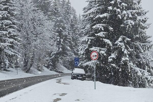 Snežna mećava u ovom delu Srbije - palo čak 10 cm snega: Vejaće ceo dan kao lud, vozači OPREZNO ako idete OVUDA