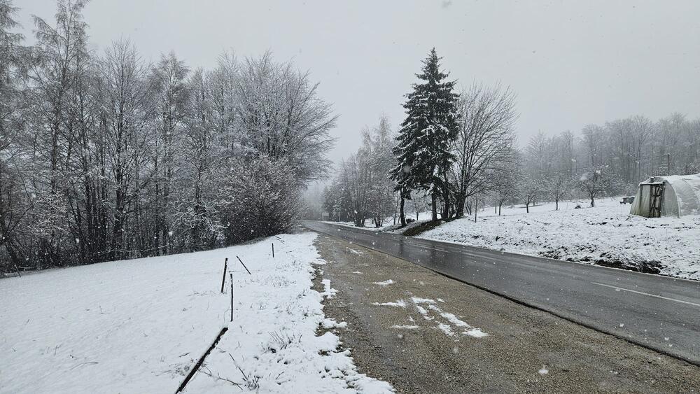 Zbog snega veliki problem na ovoj deonici u Srbiji: Zavejan ceo put, vozila mile (VIDEO)