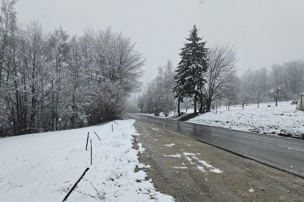 Zbog snega veliki problem na ovoj deonici u Srbiji: Zavejan ceo put, vozila mile (VIDEO)