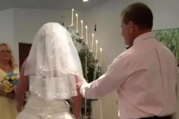 MLADA SAMO ŠTO NIJE REKLA "DA", A ONDA JE MLADOŽENJA POVUKAO JEDNU ŽENSKU OSOBU ISPRED NJE: Tresao se, a u glavi..