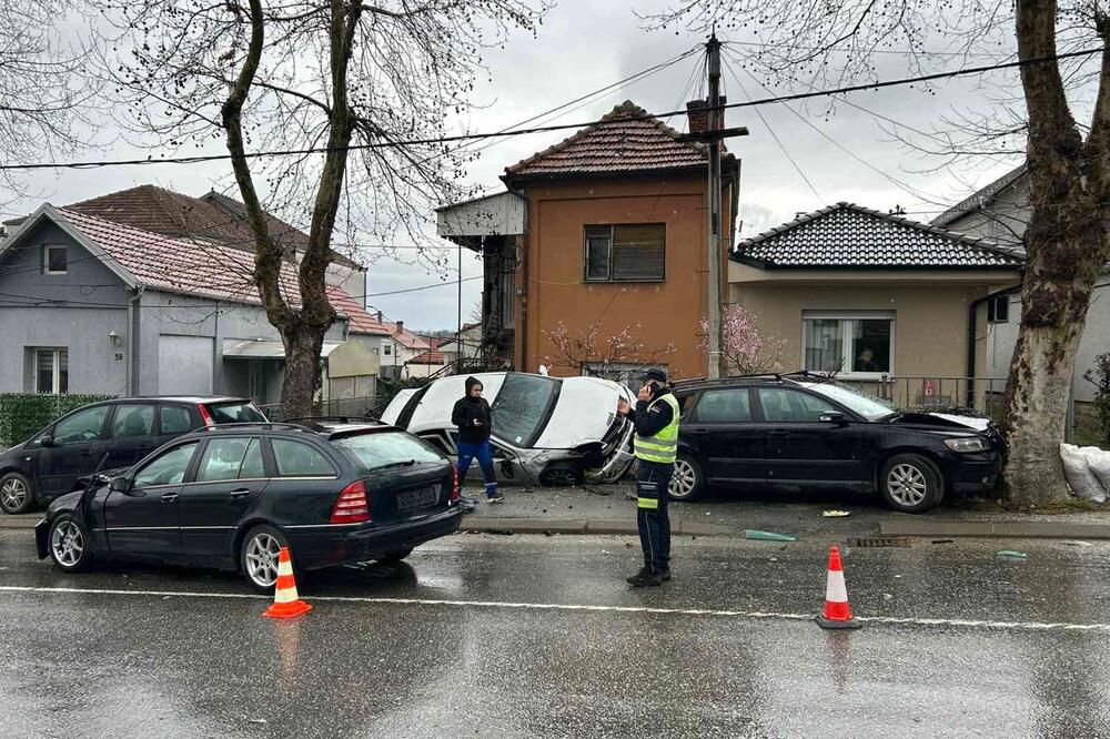 Teška nesreća rano jutros odnela mlad život! Mladić (29) poginuo u Kragujevcu, na licu mesta SMRSKANA VOZILA (FOTO)