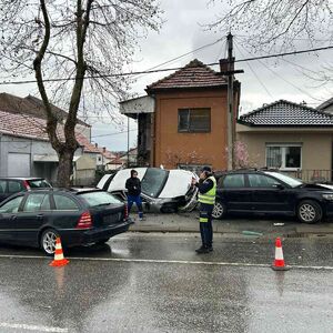 Teška nesreća rano jutros odnela mlad život! Mladić (29) poginuo u Kragujevcu, na licu mesta SMRSKANA VOZILA (FOTO)