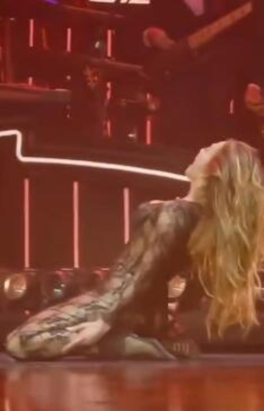 U 56. IZVELA PRLJAVI PLES NASRED BINE! Pevačica pala na kolena pa ZAVRTELA - snimak napravio LOM NA MREŽAMA