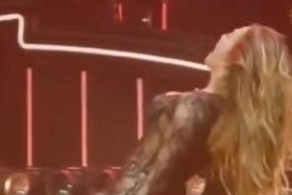 U 56. IZVELA PRLJAVI PLES NASRED BINE! Pevačica pala na kolena pa ZAVRTELA - snimak napravio LOM NA MREŽAMA