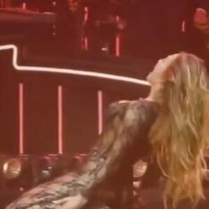 U 56. IZVELA PRLJAVI PLES NASRED BINE! Pevačica pala na kolena pa ZAVRTELA - snimak napravio LOM NA MREŽAMA