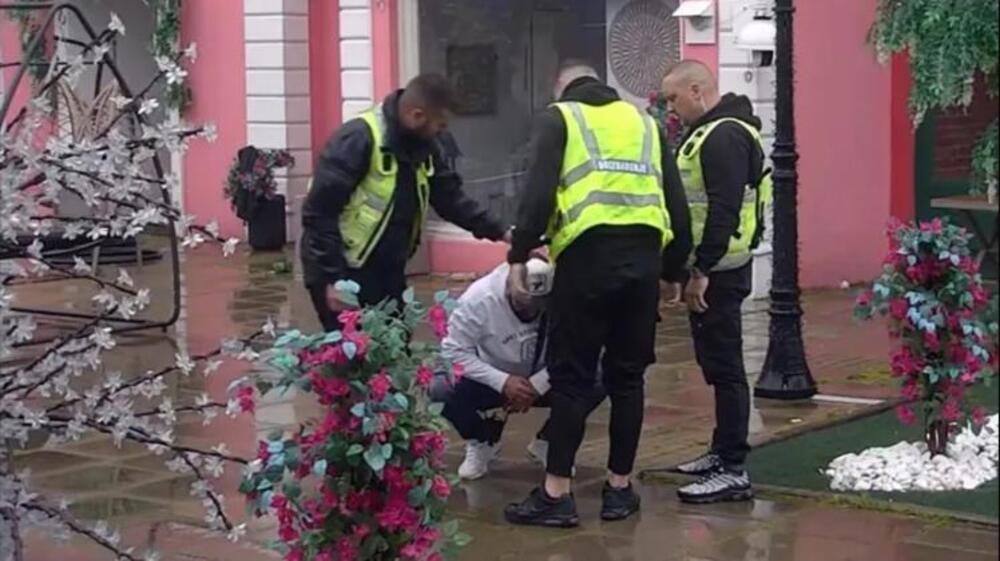 PROLILA SE KRV NA PINKU! Trudnica prošla kroz STAKLO pred OCEM DETETA - LJUDI VAN SEBE ZBOG UZNEMIRUJUĆE SCENE