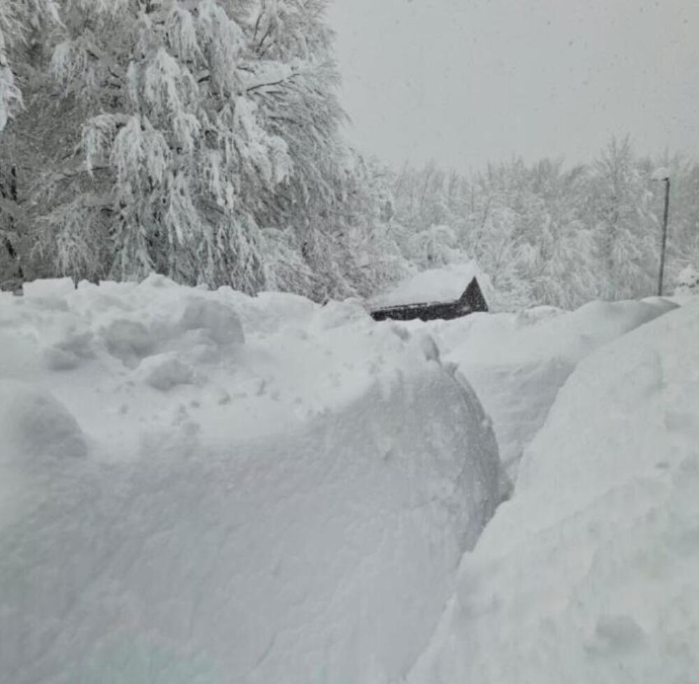 Snažna mećava zahvatila Plitvička jezera! Napadalo metar snega kao da je decembar, mnoga vozila ostala zatrpana