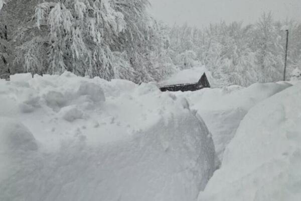 Snažna mećava zahvatila Plitvička jezera! Napadalo metar snega kao da je decembar, mnoga vozila ostala zatrpana