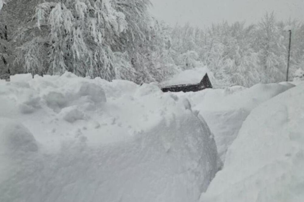 Snažna mećava zahvatila Plitvička jezera! Napadalo metar snega kao da je decembar, mnoga vozila ostala zatrpana