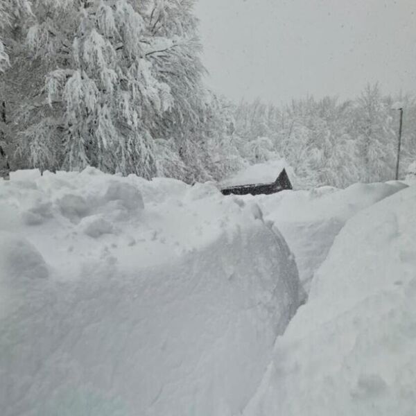 Snažna mećava zahvatila Plitvička jezera! Napadalo metar snega kao da je decembar, mnoga vozila ostala zatrpana