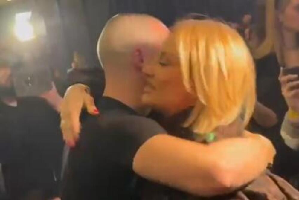 ŠTA LI ĆE JOJ REĆI RAŠA? Goca ščepala ZNATNO MLAĐEG FRAJERA pa pred svima pokazali prisnost