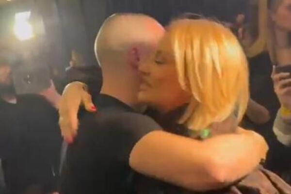 ŠTA LI ĆE JOJ REĆI RAŠA? Goca ščepala ZNATNO MLAĐEG FRAJERA pa pred svima pokazali prisnost