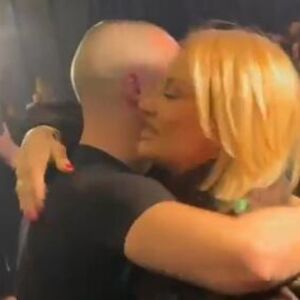 ŠTA LI ĆE JOJ REĆI RAŠA? Goca ščepala ZNATNO MLAĐEG FRAJERA pa pred svima pokazali prisnost