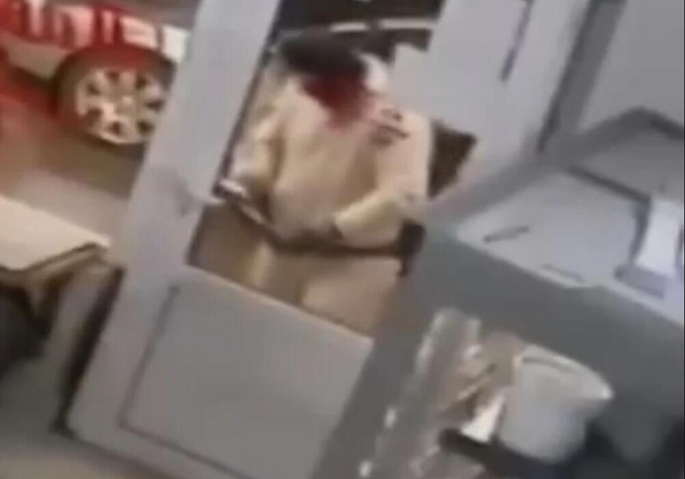 Lopov sa fantomkom pokušao da obije mesaru, pa naišao na prepreku! Neverovatan snimak se širi mrežama, ovo je hit