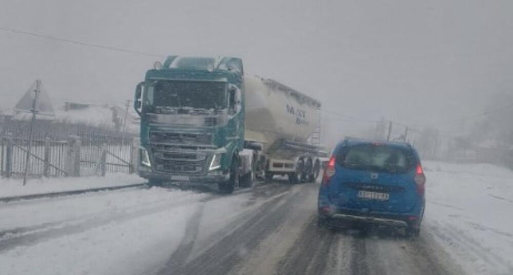 Sneg napravio karambol u Srbiji: Ova deonica je u potpunosti zavejana, ne vidi se prst pred okom! (VIDEO)