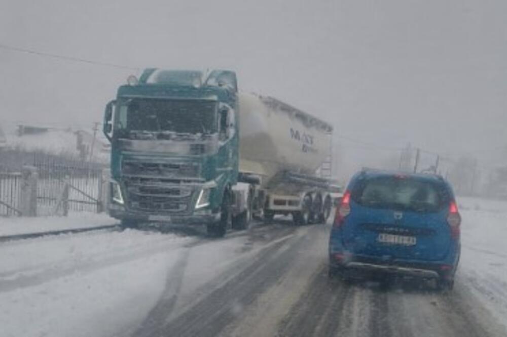 Sneg napravio karambol u Srbiji: Ova deonica je u potpunosti zavejana, ne vidi se prst pred okom! (VIDEO)