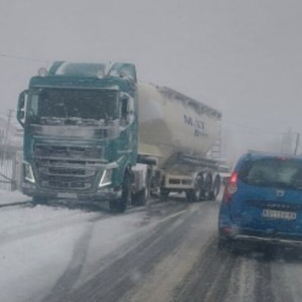 Sneg napravio karambol u Srbiji: Ova deonica je u potpunosti zavejana, ne vidi se prst pred okom! (VIDEO)