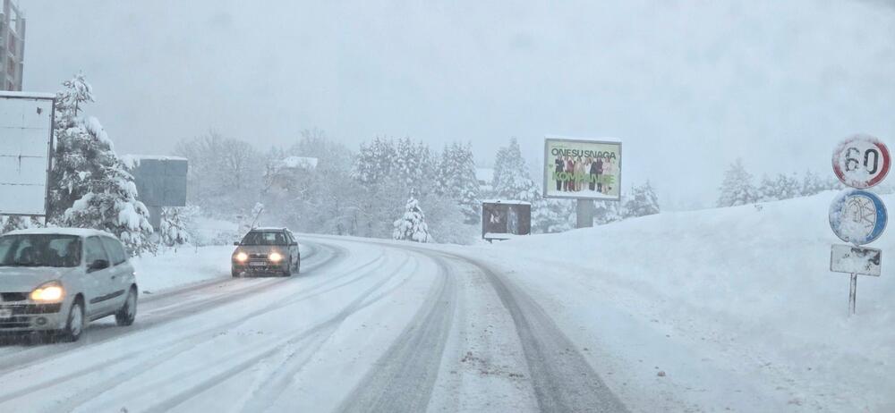 Palo 20 centimetara snega na Zlatiboru: 12 ekipa sa kamionima čiste teren (FOTO)