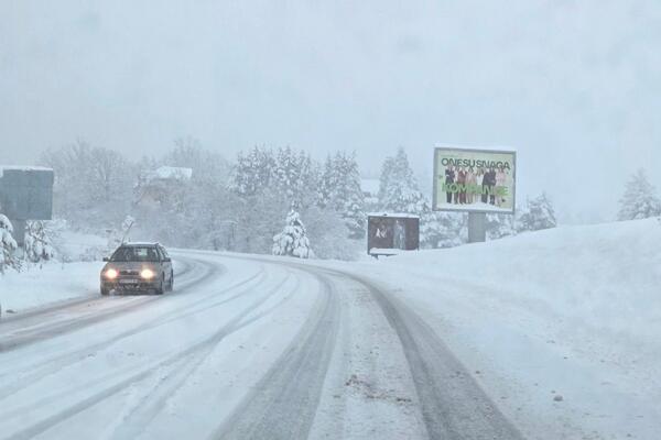 Palo 20 centimetara snega na Zlatiboru: 12 ekipa sa kamionima čiste teren (FOTO)
