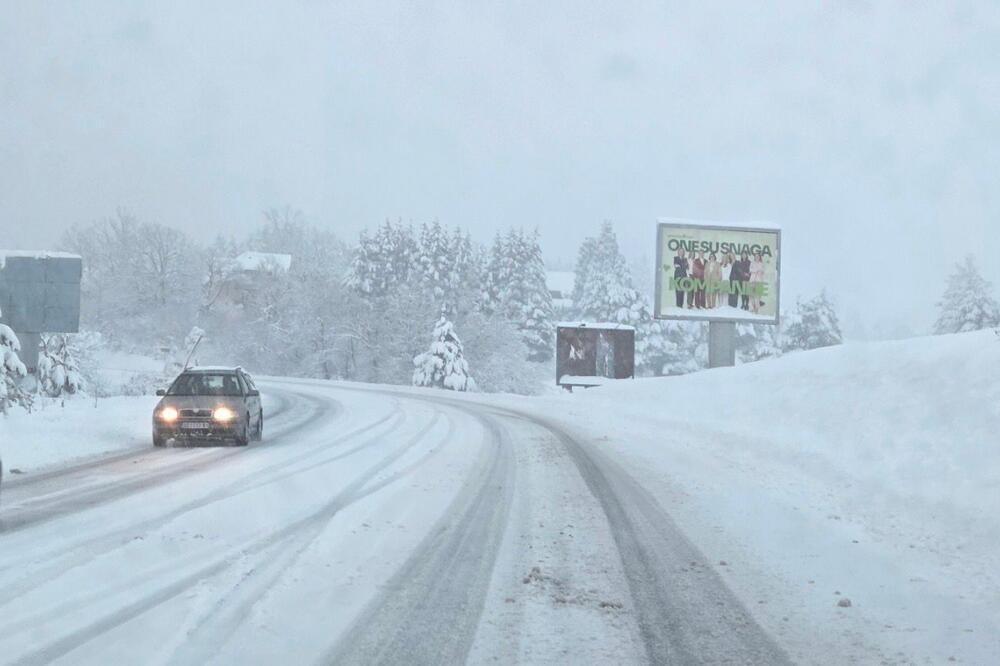 Palo 20 centimetara snega na Zlatiboru: 12 ekipa sa kamionima čiste teren (FOTO)