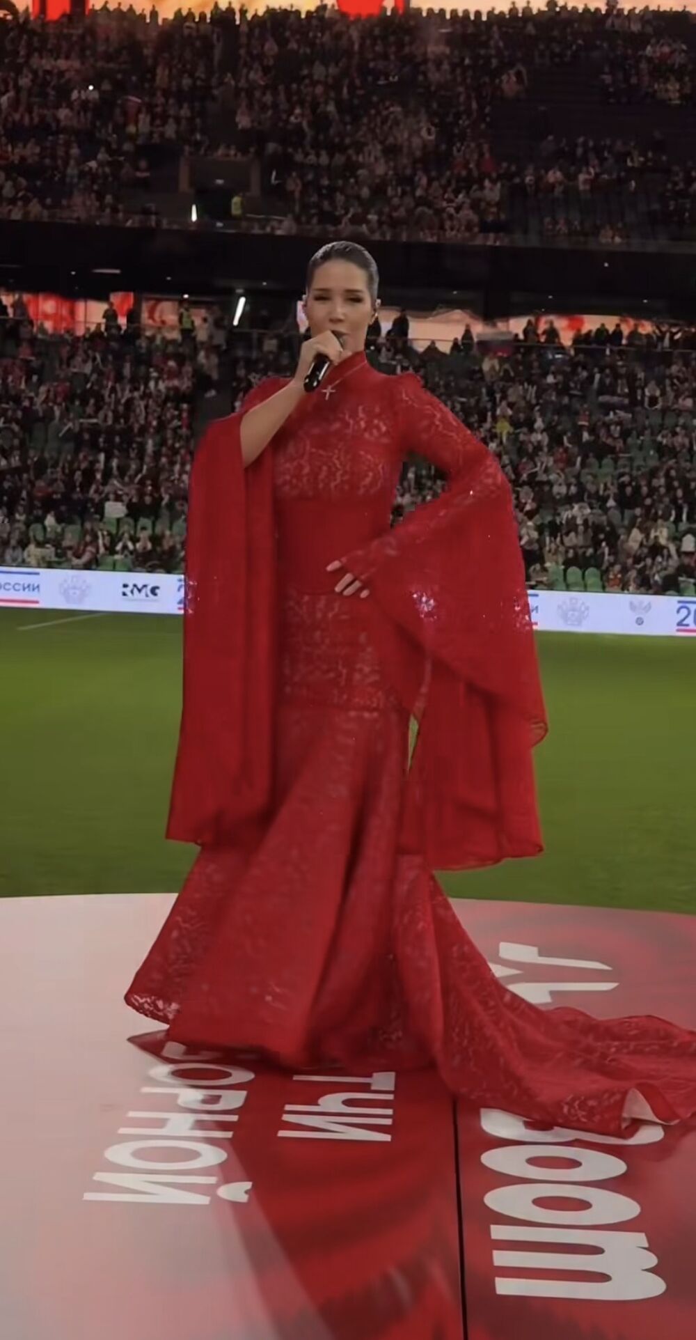 Ona se na terenu pojavila u kreaciji koja oduzima dah! U