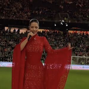 KO JE PRELEPA BRINETA? Crvena čipka i izgled BOGINJE, Srbi će odlepiti kad čuju kako peva "Kaljinku" - HIT SNIMAK