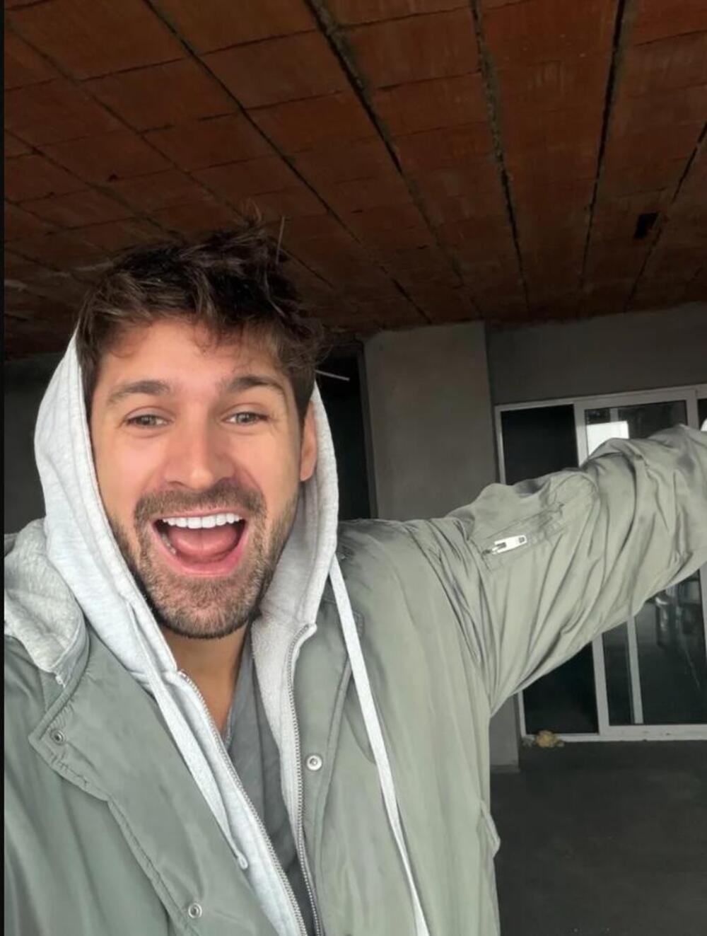 UZIMAO NOVAC NA TUĐIM PESAMAMA, PA ZARADIO ZA STAN! Poznati BLIZANAC se konačno SKUĆIO! Tu su i prve slike