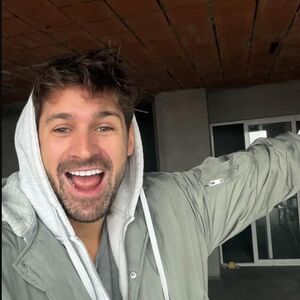 UZIMAO NOVAC NA TUĐIM PESAMAMA, PA ZARADIO ZA STAN! Poznati BLIZANAC se konačno SKUĆIO! Tu su i prve slike