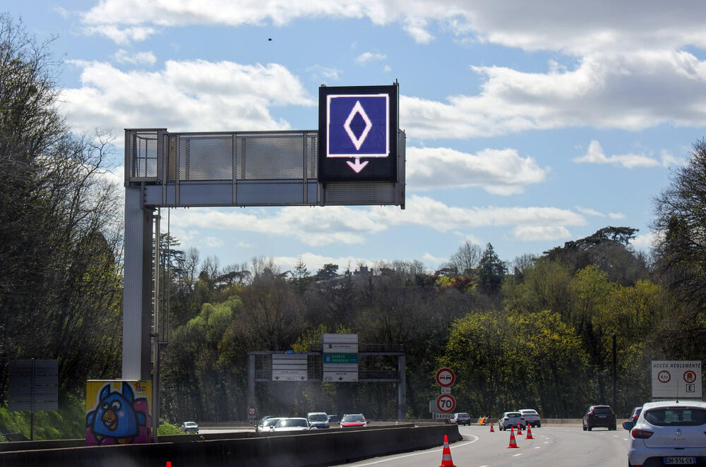 Novi saobraćajni znak totalno zbunio vozače, "lete kao muke bez glave": Niko ne šta znači, a kazne su 200 evra evra