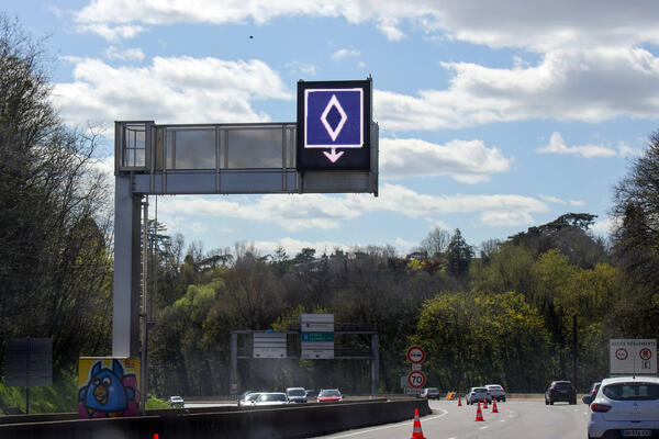 Novi saobraćajni znak totalno zbunio vozače, "lete kao muke bez glave": Niko ne šta znači, a kazne su 200 evra!