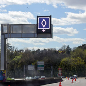 Novi saobraćajni znak totalno zbunio vozače, "lete kao muke bez glave": Niko ne šta znači, a kazne su 200 evra!