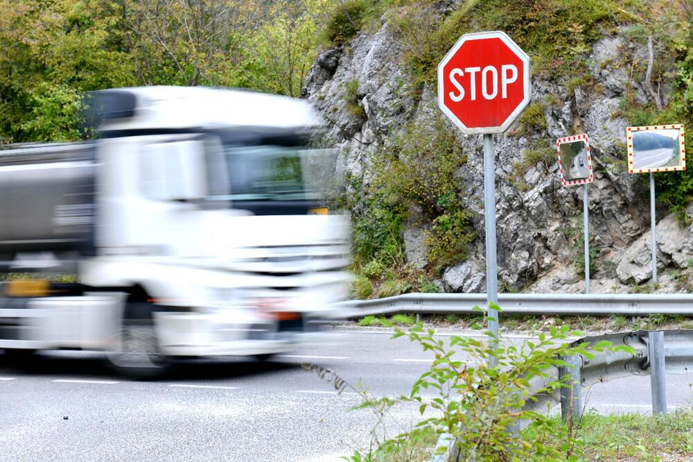 Zašto znak "STOP" jedini ima drugačiji oblik od ostalih saobraćajnih znakova: Ova 3 razloga će vas zaprepastiti!