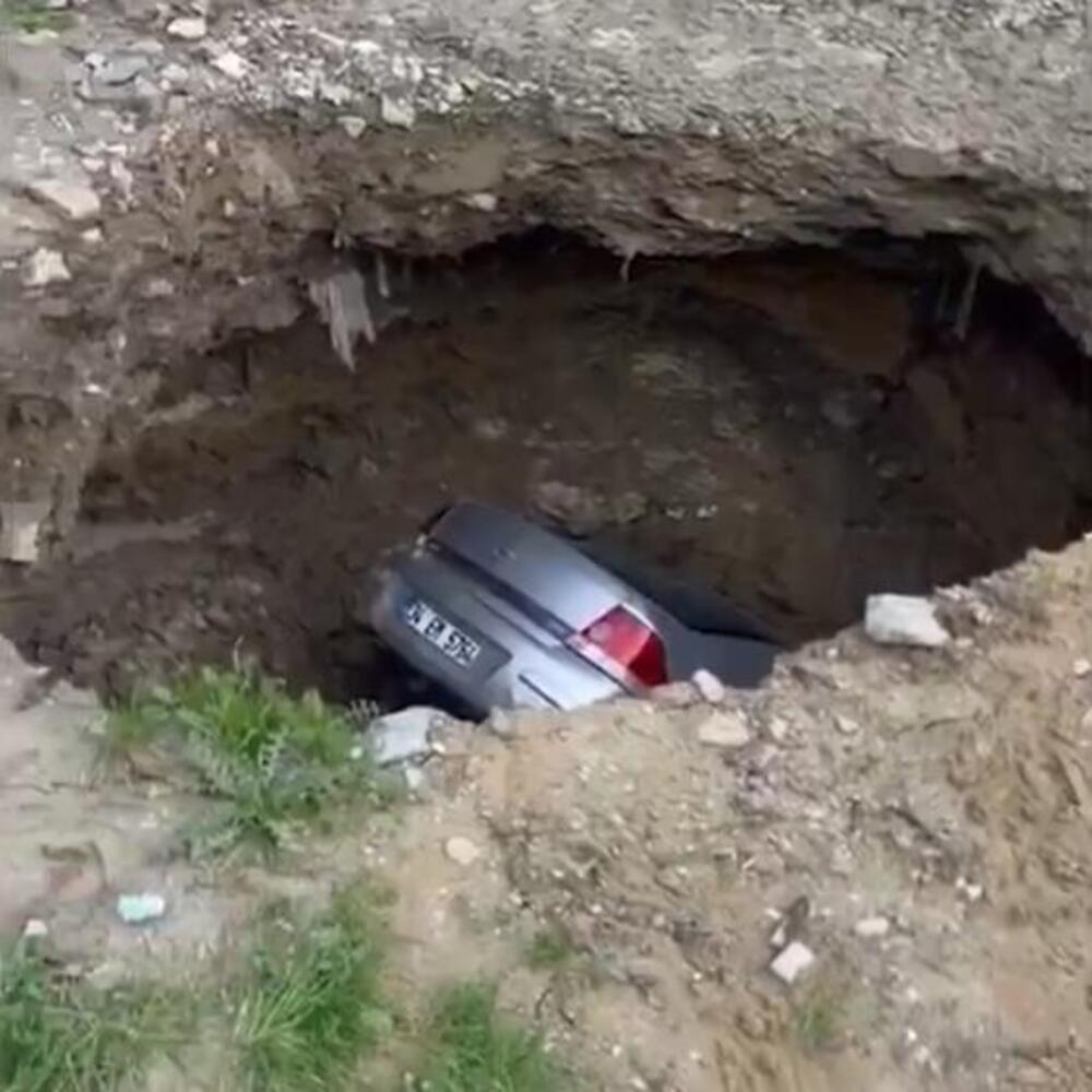Strašne poplave napravile haos u Turskoj: Zemlja progutala automobil u par sekundi, vozila plutaju ulicama (VIDEO)