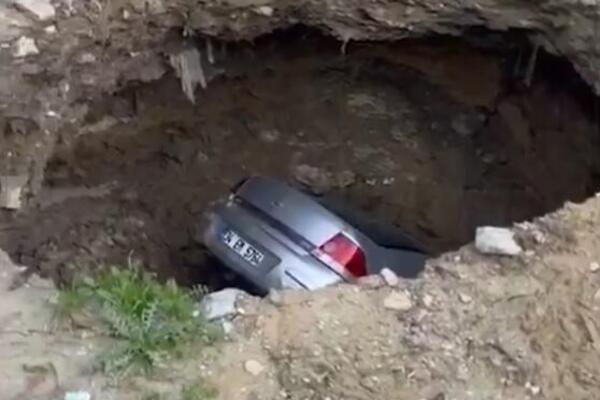 Strašne poplave napravile haos u Turskoj: Zemlja progutala automobil u par sekundi, vozila plutaju ulicama (VIDEO)