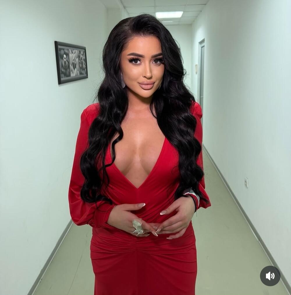 MONIKA BELUČI IZ BEČA RASPAMETILA SRBE! Zanosna lepotica opčinila i JK, a onda je na Pinku sve stalo, BOMBA!