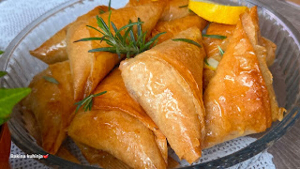 Medeni trouglići sa jabukama i orasima: Spolja hrskavi, a unutra mekani ko duša, tako su ukusni da se tope u ustima