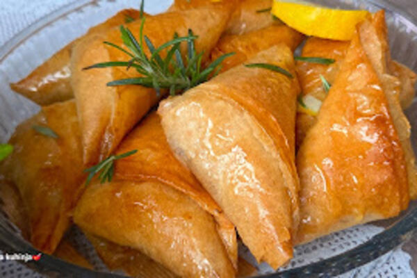 Medeni trouglići sa jabukama i orasima: Spolja hrskavi, a unutra mekani ko duša, tako su ukusni da se tope u ustima