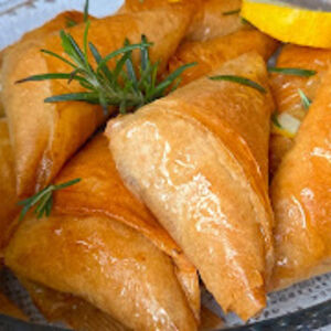 Medeni trouglići sa jabukama i orasima: Spolja hrskavi, a unutra mekani ko duša, tako su ukusni da se tope u ustima