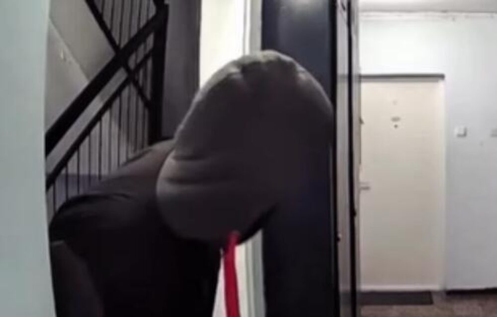 SNIMAK NAORUŽANOG LOPOVA LEDI KRV U ŽILAMA! Scena iz zgrade na Novom Beogradu će vas zaprepastiti! (VIDEO)