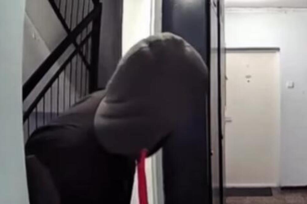 SNIMAK NAORUŽANOG LOPOVA LEDI KRV U ŽILAMA! Scena iz zgrade na Novom Beogradu će vas zaprepastiti! (VIDEO)