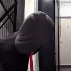 SNIMAK NAORUŽANOG LOPOVA LEDI KRV U ŽILAMA! Scena iz zgrade na Novom Beogradu će vas zaprepastiti! (VIDEO)