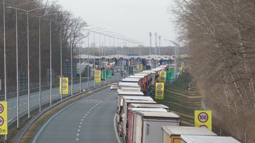 Na pojedinim prelazima čeka se i do četiri sata, kolone sve duže! Satima se stoji na izlazu iz Srbije