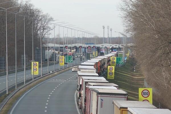 Na pojedinim prelazima čeka se i do četiri sata, kolone sve duže! Satima se stoji na izlazu iz Srbije