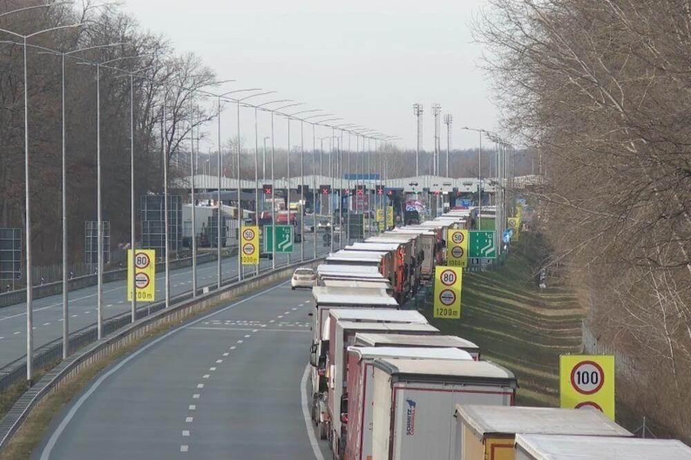 Na pojedinim prelazima čeka se i do četiri sata, kolone sve duže! Satima se stoji na izlazu iz Srbije