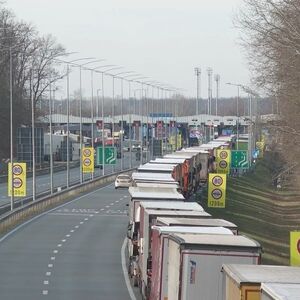 Na pojedinim prelazima čeka se i do četiri sata, kolone sve duže! Satima se stoji na izlazu iz Srbije