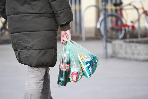OVE NAMIRNICE RAZARAJU JETRU, A SRBI IH TAMANE KAO LUDI: Jedna stvar je posebno štetna, mnogi je daju i deci!