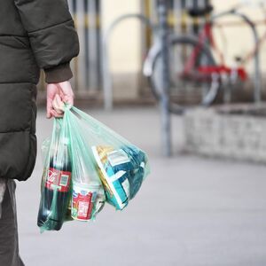 OVE NAMIRNICE RAZARAJU JETRU, A SRBI IH TAMANE KAO LUDI: Jedna stvar je posebno štetna, mnogi je daju i deci!