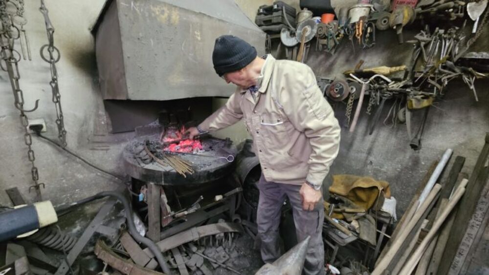 Iz njegove radionice odzvanja dobro poznat zvuk srpske tradicije: Fadil je među poslednjim kovačima, posla još ima