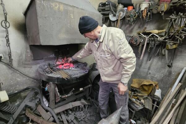 Iz njegove radionice odzvanja dobro poznat zvuk srpske tradicije: Fadil je među poslednjim kovačima, posla još ima