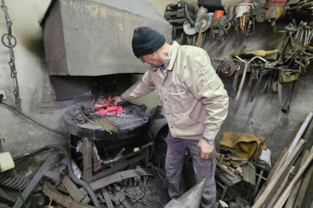 Iz njegove radionice odzvanja dobro poznat zvuk srpske tradicije: Fadil je među poslednjim kovačima, posla još ima